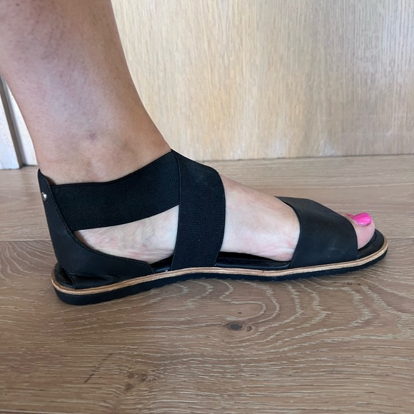 Sorel, black, flat leather and elastic sandals. Size 9 - Picture 7 of 7